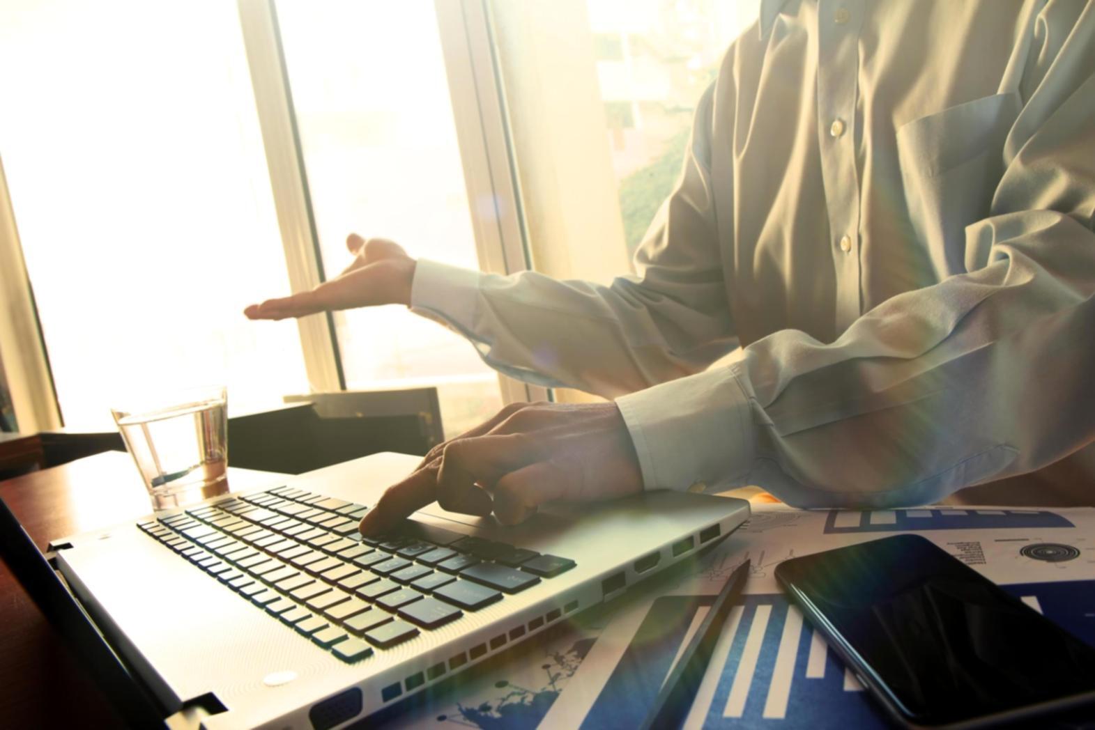 Formation SEO en entreprise — équipe analysant les données