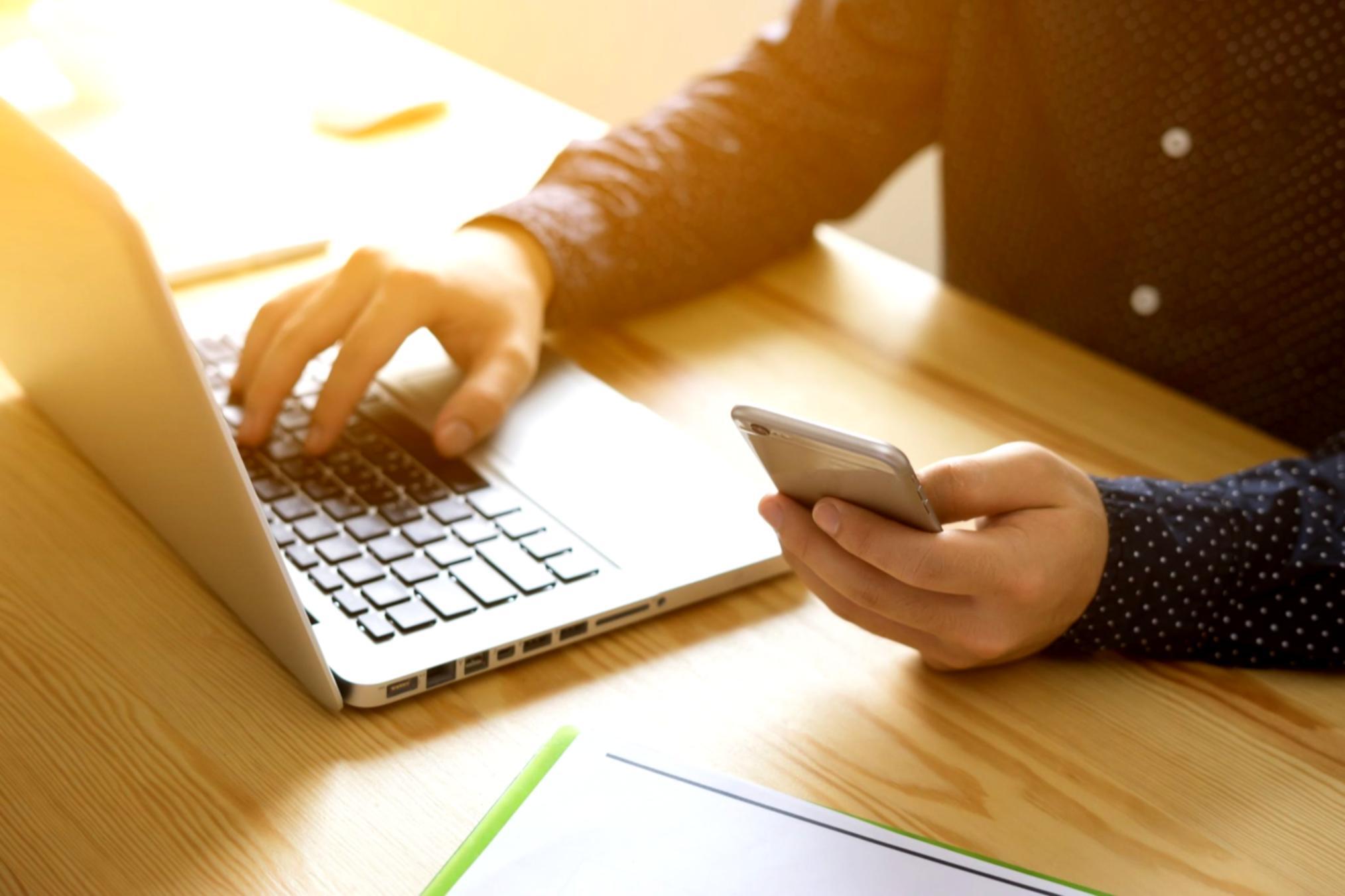 Participants analysant des données SEO lors d'un atelier Juravexolimor